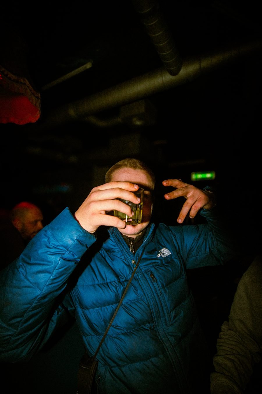 Nachtaufnahme, Person in blauer Jacke
