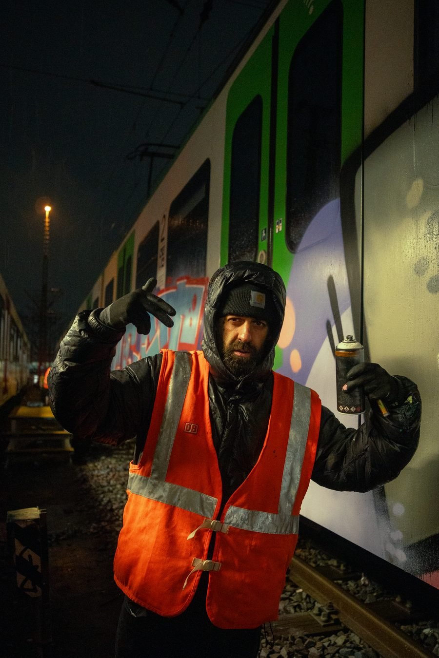 Nachtaufnahme an einem Bahnsteig