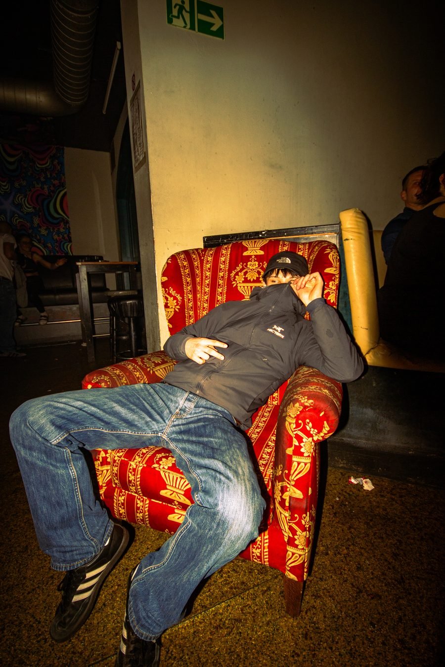 Person auf einem Sofa in einem leeren Raum