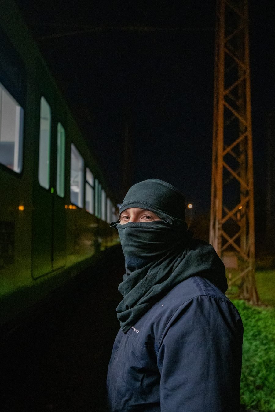 Person an einem Gleis bei Nacht